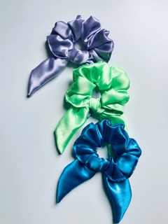 SCRUNCHIE DE CETIM COM LAÇO na internet