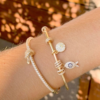 Pulseira Bracelete com argolinhas de zircônias e olho grego em forma de peixe folheada em ouro 18k