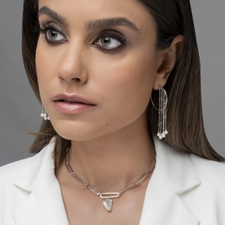 Colar choker com elos ovais folheado em ródio branco com pérola barroca e cristal