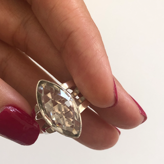 Anel lindo em prata com gota de cristal transparente gigante - comprar online
