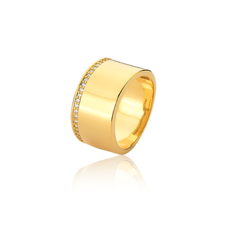 Anel luxo dourado com fileira de cristais translúcidos cravejados folheado em Ouro 18k