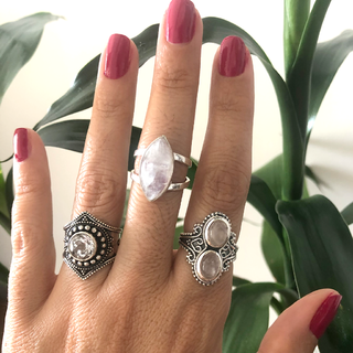 Anel prata envelhecida estilo vintage com pedras naturals quartzo rosa