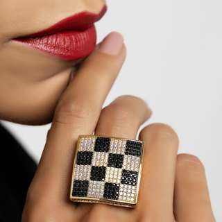 Anel luxo xadrez cravejado com zircônias brancas e negras folheado em ouro 18k