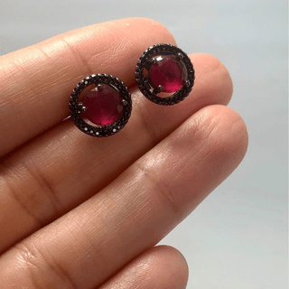 Brinco circulo de zirconias negras com cristal rubi em ródio negro
