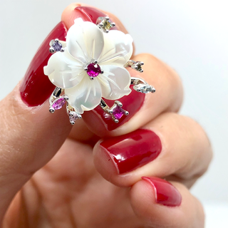 Brinco flor de madrepérola com mini cristais folheado em ródio branco - comprar online