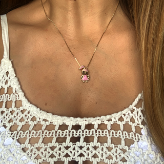 Corrente dourada com pingente menina de zirconias pink folheado em ouro 18k