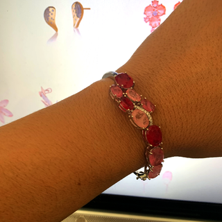 Pulseira Bracelete com cristais pink e translucidos folheada em ródio branco