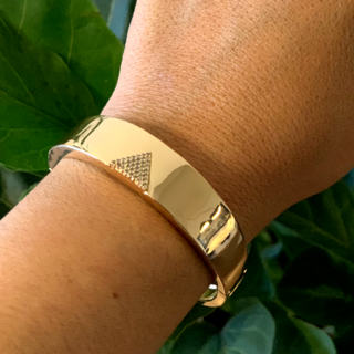 Bracelete dourado com zircönias cravejadas em triangulo folheado em ouro 18k - comprar online