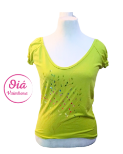 remera osadía verde flores