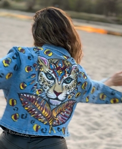 Campera de jean con tigre chamanico y geometria pintada a mano Oiá Vaimbora - Oiá Vaimbora