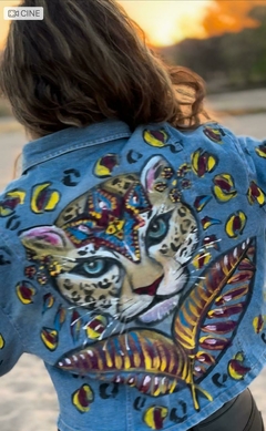 Imagen de Campera de jean con tigre chamanico y geometria pintada a mano Oiá Vaimbora