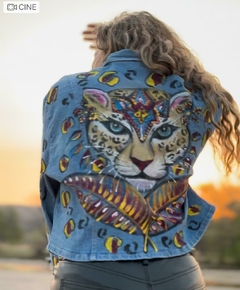 Campera de jean con tigre chamanico y geometria pintada a mano Oiá Vaimbora - comprar online