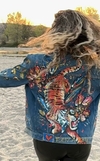 Campera de Jean con Tigre y flores pintada a mano Oiá Vaimbora