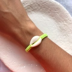 Pulseira verde limão com búzio