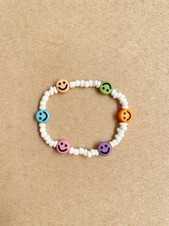pulseira branca com smiles coloridos