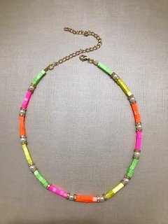 Colar beads quadrados neon com pérolas