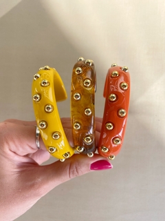 braceletes em resina com aplicação dourada - comprar online