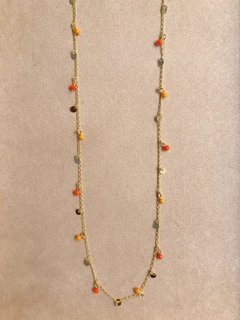 Colar comprido mini medalhinhas com zirconias laranjas