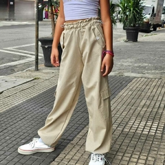 calça cargo feminina bolsos utilitario lateral bege - comprar online
