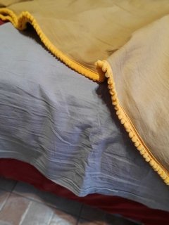 Pie de cama simple tusor color mostaza