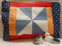 Necessaire artesanal em patchwork, tamanho A4 (com 30 x 20cm), forradas e quiltadas.  Tecidos e manta (pegorari) 100% algodão, macias e laváveis. Um mimo para chamar de seu.