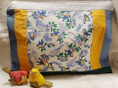 Necessaire artesanal em patchwork, tamanho A4 (com 30 x 20cm), forradas e quiltadas.  Tecidos e manta (pegorari) 100% algodão, macias e laváveis. Um mimo para chamar de seu.