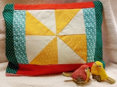 Necessaire artesanal em patchwork, tamanho A4 (com 30 x 20cm), forradas e quiltadas.  Tecidos e manta (pegorari) 100% algodão, macias e laváveis. Um mimo para chamar de seu. Enviamos de Gramado para todo Brasil!