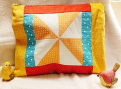 Necessaire artesanal em patchwork, tamanho A4 (com 30 x 20cm), forradas e quiltadas.  Tecidos e manta (pegorari) 100% algodão, macias e laváveis. Um mimo para chamar de seu.