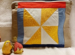 Necessaire artesanal em patchwork, tamanho A4 (com 30 x 20cm), forradas e quiltadas.  Tecidos e manta (pegorari) 100% algodão, macias e laváveis. Um mimo para chamar de seu.