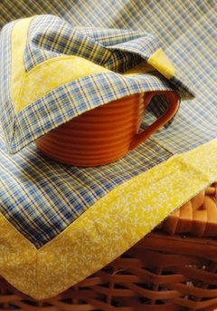 Mesa posta!Toalhas de chá com barrado trabalhado em patchwork, coloridas e alegres, em tecidos 100% algodão, artesanais, especiais para aquele lanchinho no meio da tarde ou em algum momento especial. Tamanho padrão, envio de Gramado, na Serra Gaúcha, para