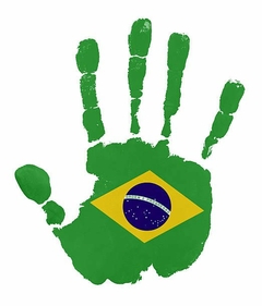 Impressão de mão verde com a bandeira do Brasil no centro, representando a cultura brasileira.