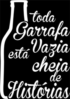 Placa de MDF com a frase "Toda Garrafa Vazia está cheia de Histórias" em letras brancas sobre fundo preto.