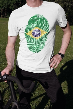 Homem usando uma camiseta branca com estampa de impressão digital nas cores da bandeira do Brasil.