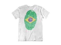 Camisa branca com estampa de impressão digital nas cores da bandeira do Brasil.