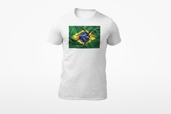 Camisa branca com estampa da bandeira do Brasil tremulando