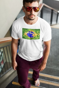 Homem vestido com uma camisa branca estampada com a bandeira do Brasil, usando óculos de sol, descendo escadas.