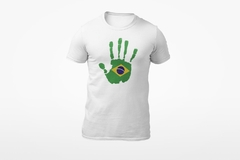 Camisa branca com estampa de mão verde e bandeira do Brasil