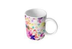 Caneca branca com estampa colorida de borboletas em diferentes tamanhos e cores.