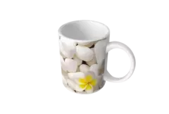 Caneca branca decorada com pedras brancas e uma flor amarela.