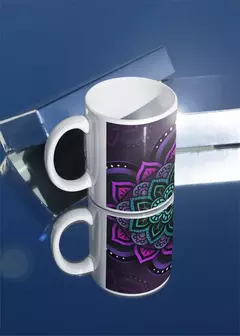 Caneca branca com estampa de mandala colorida em tons de roxo e verde.