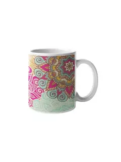 Caneca branca com design de mandala colorida em tons de rosa, amarelo e verde.