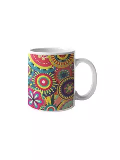 Caneca branca com design moderno de mandala em várias cores vibrantes.