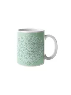 Caneca branca com design de mandala em fundo verde claro