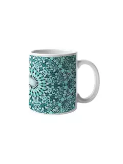 Caneca branca com estampa de mandala em tons de verde e azul.