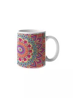 Caneca branca com estampa de mandala colorida em tons de rosa, azul e laranja.