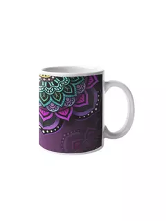 Caneca branca com design de mandala em tons de roxo e verde