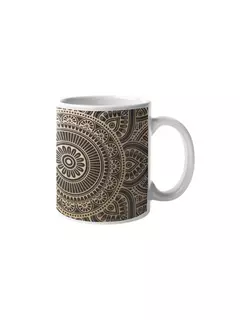 Caneca branca com design de mandala em tons de preto e dourado.