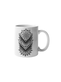 Caneca branca com design de mandala em preto, apresentando camadas de padrões.