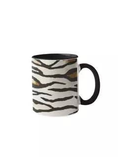 Caneca de porcelana com estampa de animal print em padrão de zebra.