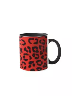 Caneca de porcelana com estampa animal print em vermelho e preto.